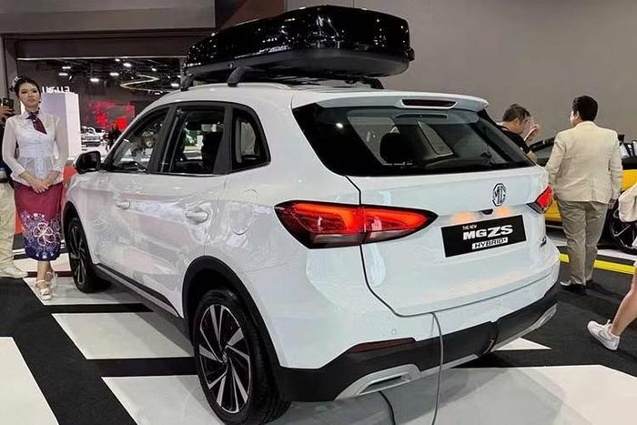 Mẫu xe SUV MG ZS 2026 thế hệ mới lớn hơn đáng kể so với phiên bản cũ với chiều dài tăng hơn 100 mm lên 4.430 mm và chiều rộng tăng 9 mm lên 1.818 mm. Trong khi đó, chiều dài cơ sở tăng thêm 29 mm, đạt 2.610 mm.