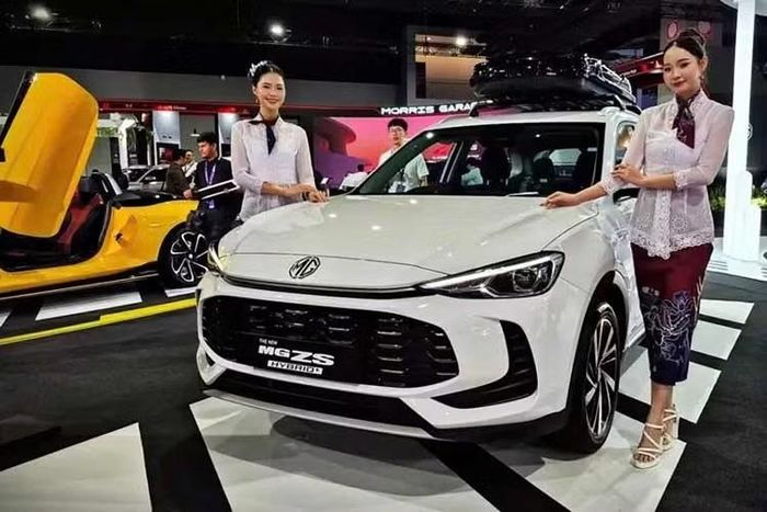 Tại Triển lãm Di động Quốc tế Kuala Lumpur (KLIMS) 2026, hãng MG không chỉ trưng bày mẫu SUV 7 chỗ QS mà còn mở cọc dành cho ZS đời mới. Tại thị trường Malaysia, mẫu SUV hạng B này sẽ có hai phiên bản là Lux Turbo và Lux Hybrid+. Trong đó, phiên bản hybrid sẽ được bán trước.