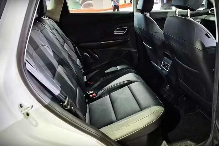 Bên cạnh 2 tùy chọn động cơ, MG ZS Hybrid+ tại thị trường Malaysia còn có các trang bị đáng chú ý như cụm đèn pha LED có tên “Connected Hunter Eyes”, đèn hậu LED, bộ mâm hợp kim 18 inch đi kèm lốp kích thước 215/50, màn hình thông tin giải trí đặt nổi với kích thước 12,3 inch và bảng đồng hồ kỹ thuật số.