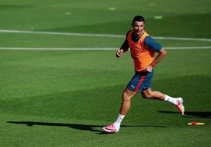 Áo đấu của Cristiano Ronaldo tại các store có giá cao nhưng vẫn cháy.