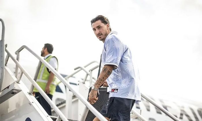 Đội trưởng Jose María Gimenez cùng tuyển Uruguay lên máy bay sang Miami (Mỹ) ngày 14/6. (Ảnh: Seleccion Uruguay)