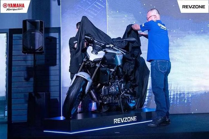 Khi mới về Việt Nam vào năm 2022, mẫu naked-bike Yamaha MT-07 mở bán với giá niêm yết 259 triệu đồng. Mặc dù là một mẫu xe được đánh giá cao về cảm giác lái, nhưng MT-07 lại "kén khách" tại Việt Nam do thiết kế lạ lẫm, trang bị sơ sài và giá cao tương đương Honda CB650R tại thời điểm đó.