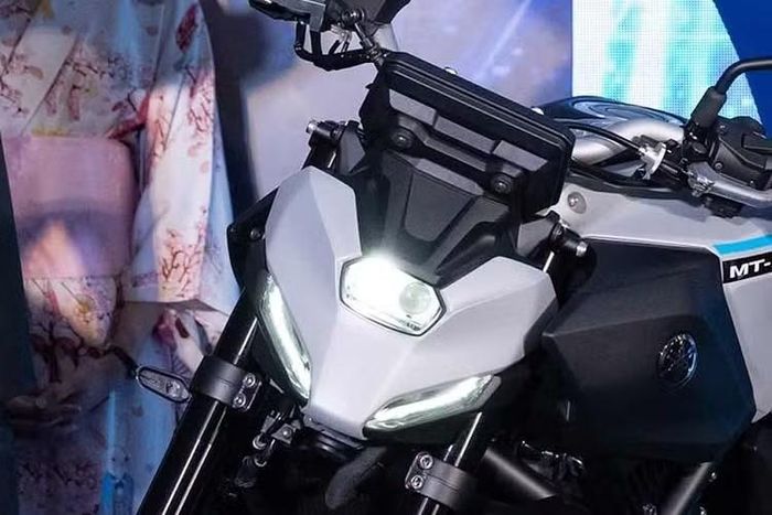 Kích thước, hình dạng và cách bố trí của các bộ phận nạp khí đã được thay đổi, với 4 lỗ mở hiện được tìm thấy trên bình nhiên liệu 14 lít được thiết kế lại để tạo ra tiếng máy có thể nghe rõ hơn. Yamaha nói rằng tiếng ồn này dễ nhận thấy nhất khi ra khỏi các góc cua tốc độ chậm với bướm ga mở từ 25% đến 50%.