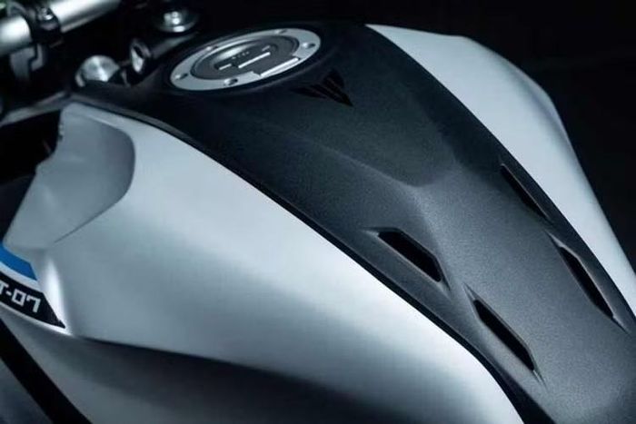 Các bộ phận tiết kiệm trọng lượng chính bao gồm vành xe 17in được rèn xoắn "Spin Forged" như MT-09, giúp tiết kiệm gần 500g trọng lượng không treo và giảm quán tính ở cả hai đầu 4%. Thân xe mới cũng được thiết kế theo chiếc MT-09 ba xi-lanh lớn hơn, đồng thời cũng giảm trọng lượng vỏ đi 600g.