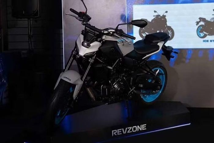 Mọi điểm thiếu sót của phiên bản cũ đều đã được khắc phục với Yamaha MT-07 2026 mới nhất vừa được ra mắt tại Việt Nam. Mặc dù có nhiều thay đổi, động cơ đôi song song 690cc đã tạo nên chất riêng cho MT-07 đều đã được giữ lại, chỉ nâng cấp chuẩn khí thải.