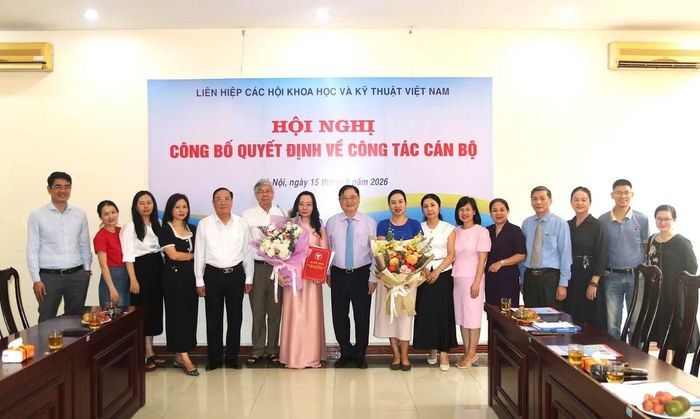 Lãnh đạo Liên hiệp hội Việt Nam, cán bộ Quỹ VIFOTEC cùng đại diện một số đơn vị trực thuộc chúc mừng bà Hà Hoàng Yến nhận nhiệm vụ mới. Ảnh: Mai Loan.