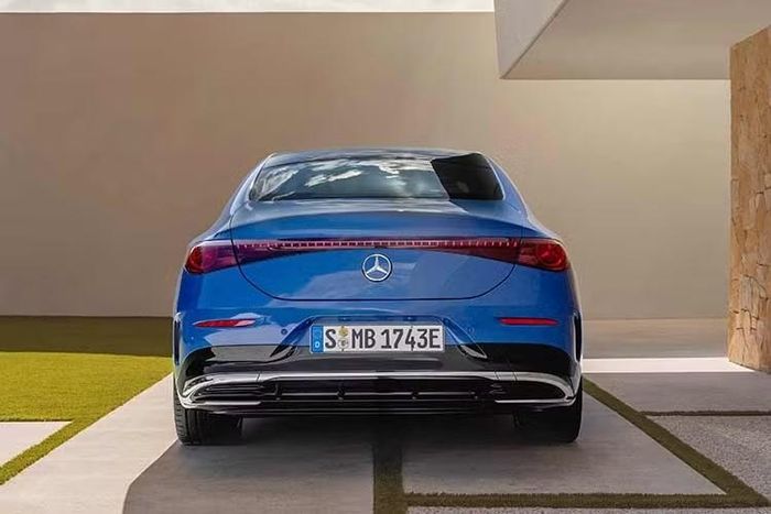 Mercedes-Benz CLA 200 Electric dự kiến ra mắt vào cuối năm 2026 và bàn giao những xe đầu tiên tới khách hàng trong quý I/2027 với giá khuyến nghị dự kiến dưới 1,7 tỷ đồng. Theo kế hoạch, CLA 200 Electric sẽ chính thức ra mắt trong một sự kiện đặc biệt vào cuối năm 2026. Những chiếc xe đầu tiên dự kiến được bàn giao đến khách hàng từ đầu quý I/2027.