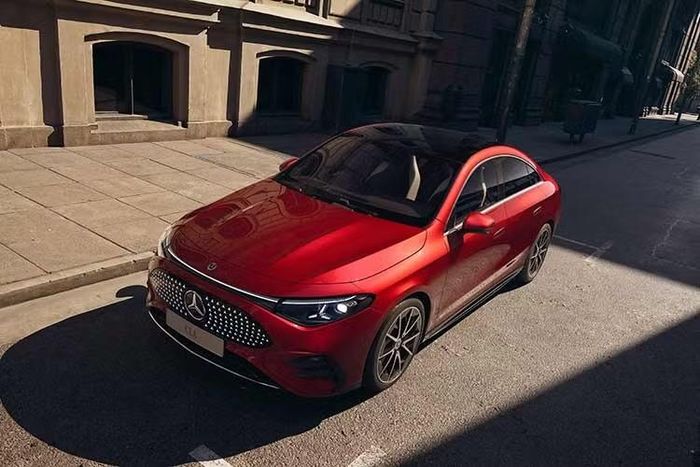 Mercedes-Benz Việt Nam (MBV) chính thức công bố nhận đặt giữ chỗ cho dòng xe CLA 200 thuần điện hoàn toàn mới (CLA 200 electric). Mẫu sedan coupé này được lên lịch xuất hiện chính thức trong một sự kiện đặc biệt vào cuối năm nay, trước khi những chiếc xe đầu tiên được bàn giao tới tay khách hàng vào đầu quý 1/2027.