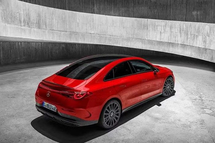 Được phát triển trên nền tảng xe điện thế hệ mới MMA (Mercedes-Benz Modular Architecture), CLA 200 Electric sở hữu mô-tơ điện đặt phía sau, công suất 224 mã lực, mô-men xoắn cực đại 335 Nm, cho khả năng tăng tốc từ 0-100 km/h trong 7,5 giây và tốc độ tối đa 210 km/h.