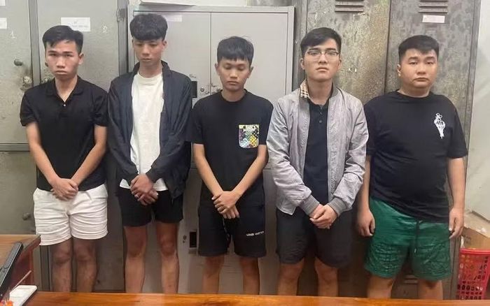 5 đối tượng tụ tập dùng loa công suất lớn la hét, chửi bới để đòi nợ tại bán đảo Hải Minh. Ảnh: Văn Vinh