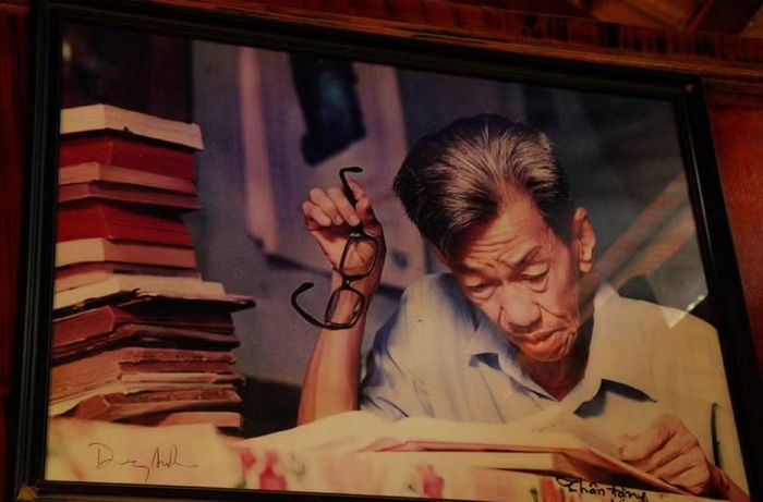 Chân dung nhà văn Sơn Nam tại nhà lưu niệm. Ảnh: Hy Mã Lạp Sơn.