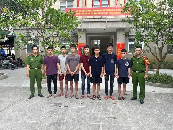 Công an phường Phú Diễn làm việc với 7 trường hợp gây rối trật tự công cộng.