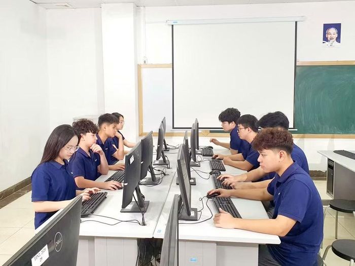 Học sinh Trường THPT Ban Mai (Hà Nội) trong giờ Tin học.