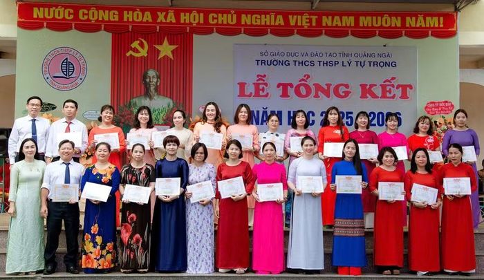 Những thành tích của học sinh không thể thiếu công lao dạy dỗ, bồi dưỡng của cán bộ, giáo viên.