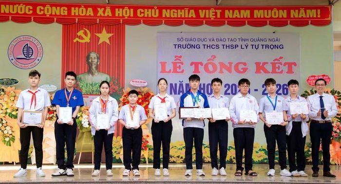 Nhiều học sinh đạt thành tích cao được khen thưởng.