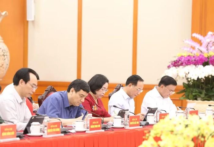 Các đại biểu tham dự cuộc làm việc.