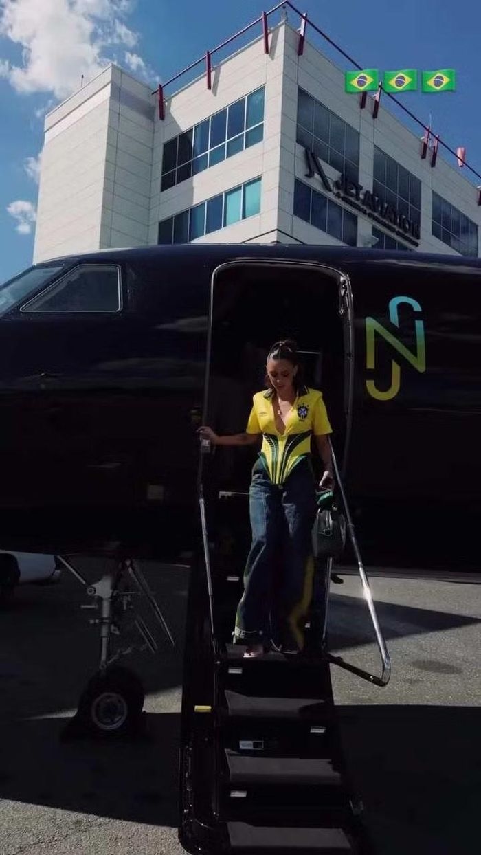 Bruna Biancardi bước xuống chuyên cơ riêng trong trang phục đậm màu sắc Brazil. Cách xuất hiện của cô nhanh chóng khiến truyền thông gọi đây là một trong những hình ảnh đáng chú ý trên khán đài World Cup.