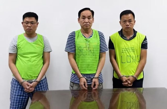 Bị can Nguyễn Khắc Sơn (trái), Đỗ Duy Cao (giữa), Nguyễn Hữu Cường (phải) - (Ảnh: CAHN).