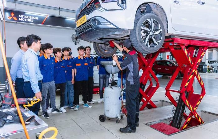 Sinh viên Trường Cao đẳng Công nghệ cao Đồng An tham gia thực tập cùng giáo viên tại doanh nghiệp. Ảnh: DAP.