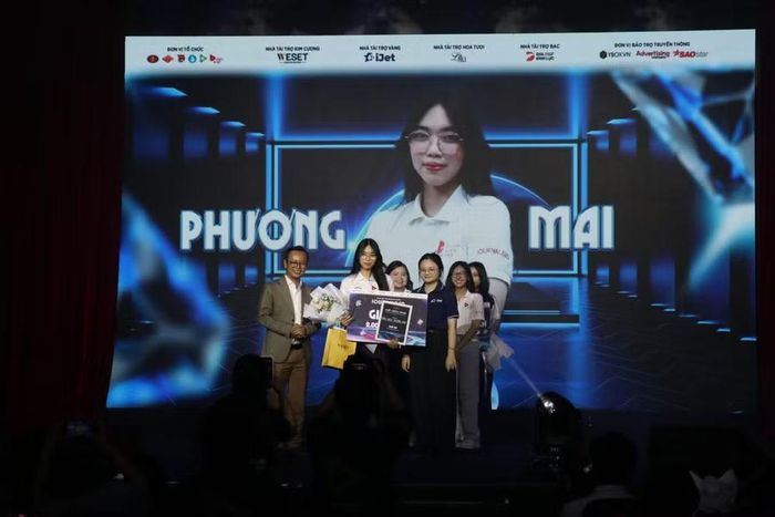 Thí sinh Trần Ngọc Phương Mai - học sinh lớp 10 Trường Phổ thông Năng khiếu (Đại học Quốc gia TPHCM) giành giải Ba chung cuộc. Ảnh: BTC.