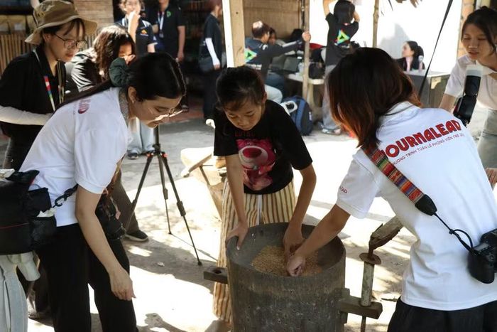 Các thí sinh vừa tác nghiệp, vừa trải nghiệm làm nghề thực tế tại Làng bánh tráng Phú Hòa Đông. Ảnh: BTC.