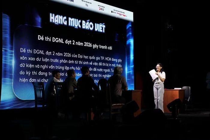 Thí sinh trong phần thi “Họp giao ban giả định” trước hội đồng giám khảo. Ảnh: BTC.