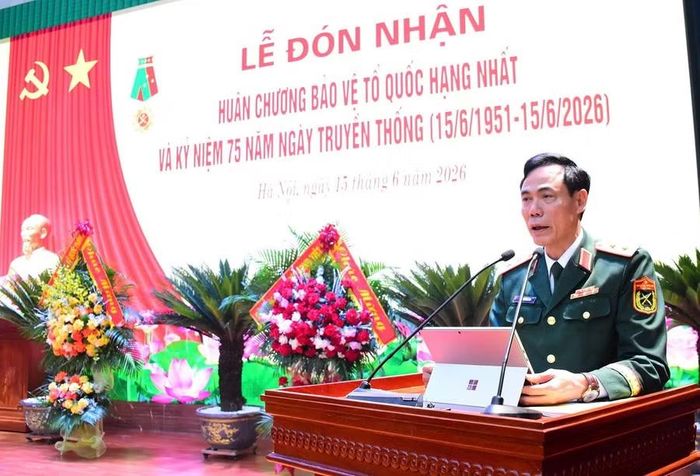 Trung tướng, GS, TS Phan Tùng Sơn, Giám đốc Học viện Hậu cần trình bày diễn văn kỷ niệm.