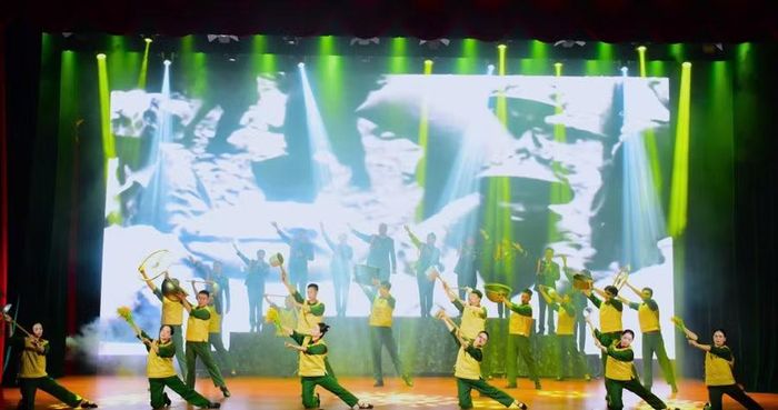 Chương trình nghệ thuật chào mừng lễ kỷ niệm.
