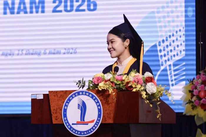 Sinh viên Nguyễn Thị Y Y đại diện 156 tân cử nhân gửi lời tri ân đến thầy cô, gia đình và mái trường trong Lễ trao bằng tốt nghiệp năm 2026.