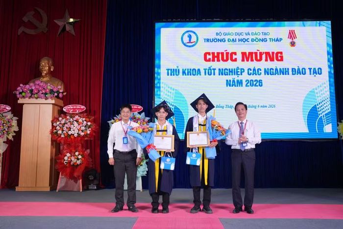 Trao giấy khen, phần thưởng cho các thủ khoa ngành Sư phạm Âm nhạc và ngành Sư phạm Mỹ thuật.
