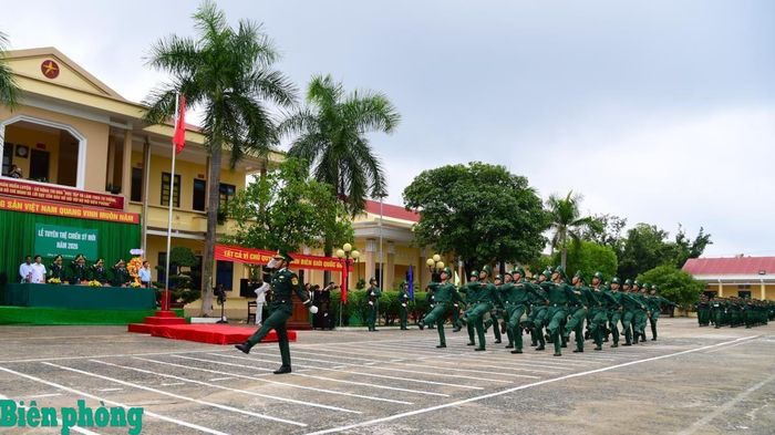 Chiến sĩ mới Tiểu đoàn Huấn luyện-Cơ động, Bộ đội Biên phòng thành phố Đồng Nai thực hiện duyệt đội ngũ. Ảnh: Hữu Thịnh