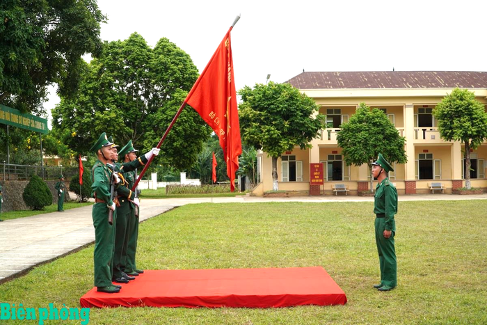 Chiến sĩ mới Tiểu đoàn Huấn luyện-Cơ động, Bộ đội Biên phòng tỉnh Cao Bằng thực hiện lời tuyên thệ dưới quân kỳ Quyết thắng. Ảnh: Văn Tuấn