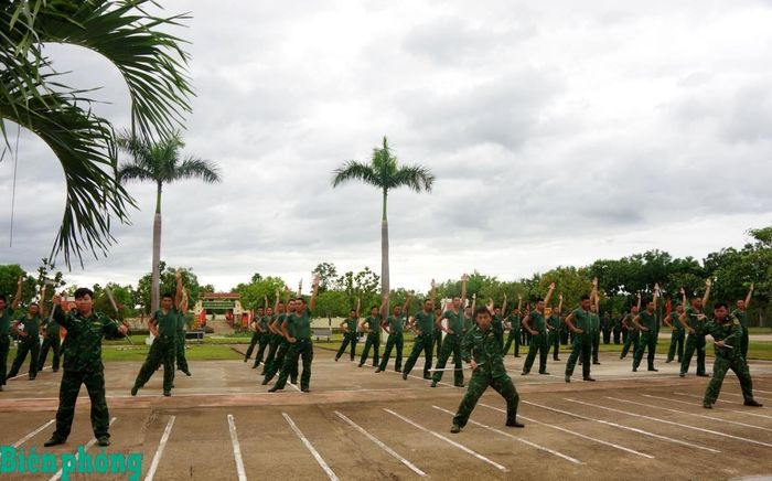 Chiến sĩ mới Tiểu đoàn Huấn luyện-Cơ động, Bộ đội Biên phòng tỉnh Gia Lai đồng diễn võ thể dục tại Lễ tuyên thệ chiến sĩ mới năm 2026. Ảnh: Công Cường