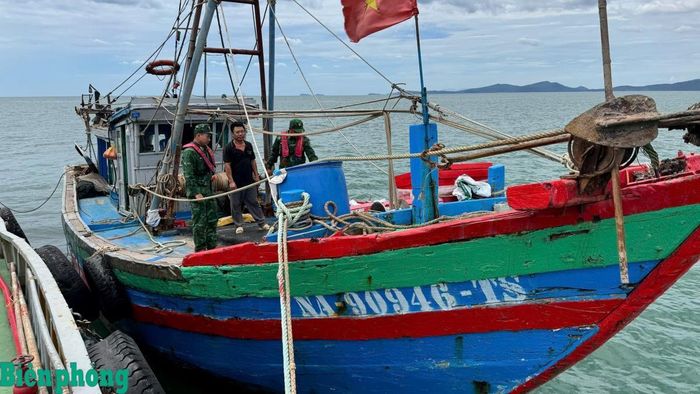 Cán bộ Hải đoàn Biên phòng 38 kiểm tra, xác minh phương tiện vi phạm để xử lý theo quy định của pháp luật. Ảnh: Hà Vinh