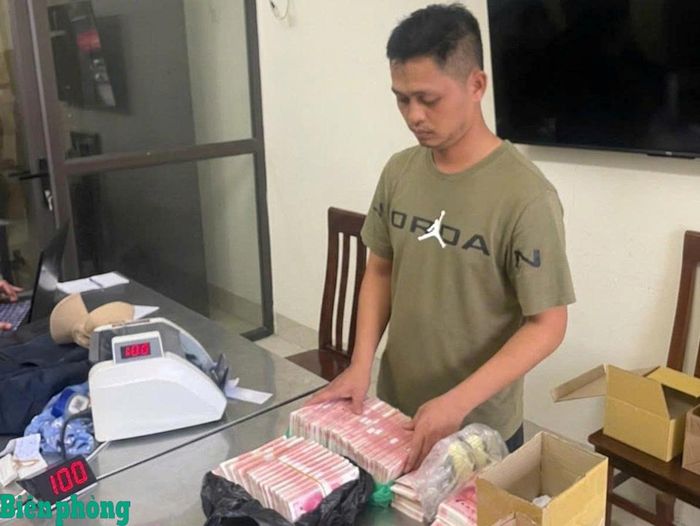 Đối tượng Đinh Như Trung cùng tang vật bị bắt giữ. Ảnh: Xuân Chính