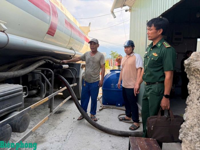 Phòng Nghiệp vụ, Bộ đội Biên phòng thành phố Huế phát hiện hành vi bơm chất lỏng (dầu DO) trái phép từ trên xe bồn biển kiểm soát 43H-02543 xuống bồn chứa. Ảnh: Hồng Minh