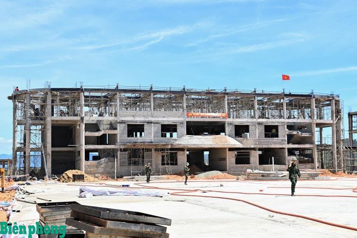 Công trình Trường Phổ thông nội trú liên cấp Tiểu học và Trung học cơ sở A Lưới 4 đang bước vào giai đoạn nước rút. Ảnh: Võ Tiến