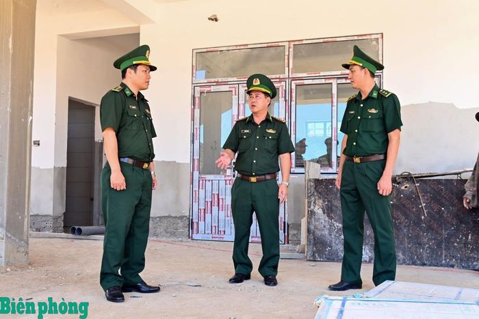 Đại tá Lê Hồng Tuyên kiểm tra tại khu vực thi công công trình. Ảnh: Võ Tiến