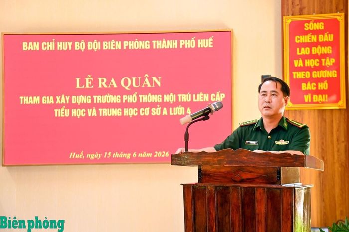 Đại tá Lê Hồng Tuyên, Phó Chính ủy Bộ đội Biên phòng thành phố Huế phát biểu giao nhiệm vụ tại buổi lễ. Ảnh: Võ Tiến