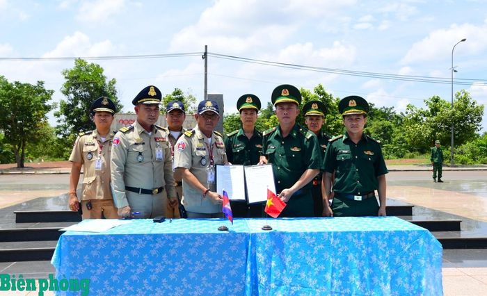 Đồn Biên phòng cửa khẩu quốc tế Hoa Lư tiếp nhận 12 công dân do lực lượng chức năng Campuchia trao trả. Ảnh: Hữu Thịnh