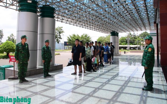 12 công dân Việt Nam chờ làm thủ tục nhập cảnh tại Trạm kiểm soát Biên phòng cửa khẩu quốc tế Hoa Lư. Ảnh: Hữu Thịnh