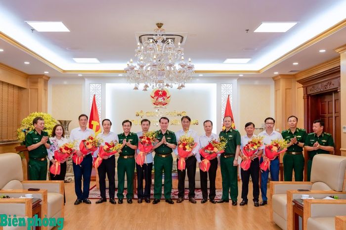 Lãnh đạo Bộ Tư lệnh Bộ đội Biên phòng tặng hoa chúc mừng lãnh đạo tỉnh Cao Bằng. Ảnh: Duy Liêm