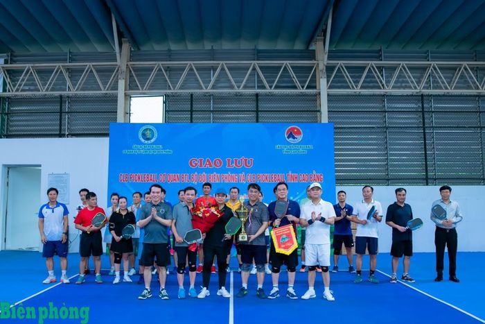 Lãnh đạo hai đơn vị giao lưu pickleball. Ảnh: Duy Liêm