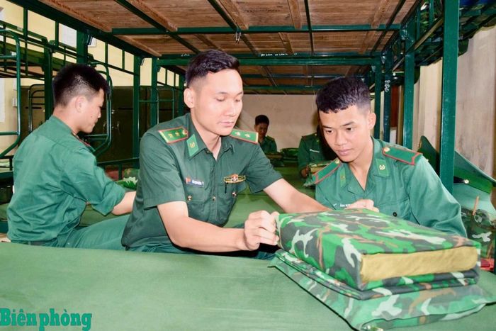Thượng úy Cà Mạnh Quỳnh (khi còn mang quân hàm Trung úy) tham gia huấn luyện chiến sĩ mới tại Tiểu đoàn Huấn luyện-Cơ động, Bộ đội Biên phòng tỉnh Sơn La. Ảnh: Nhân vật cung cấp