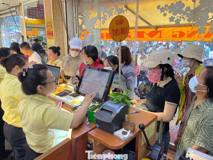 Giá vàng tăng giảm thất thường khiến người dân thận trọng xuống tiền.