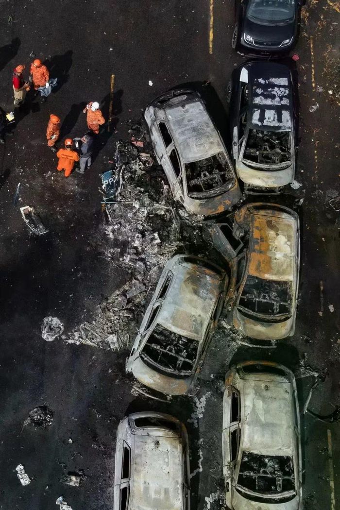 Nhiều xe khác cháy trơ khung. Ảnh: Getty Images