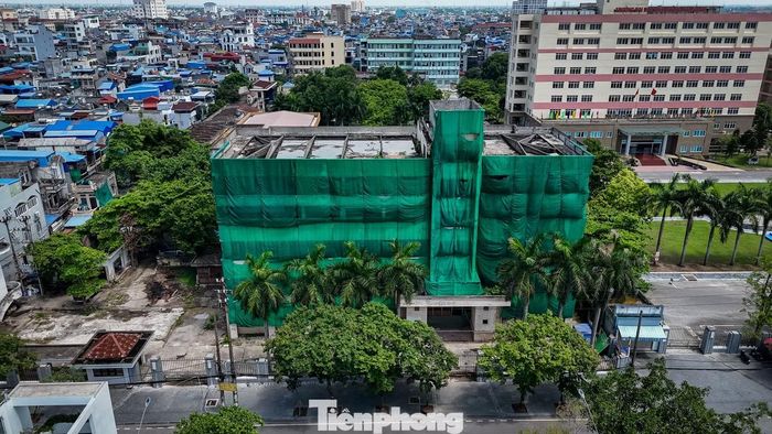 Dự án nằm trên khu đất rộng hàng nghìn mét vuông tại vị trí được xem là “đất vàng” thuộc phường Nam Định, nhưng đang bị bỏ hoang, gây lãng phí và mất mỹ quan đô thị.