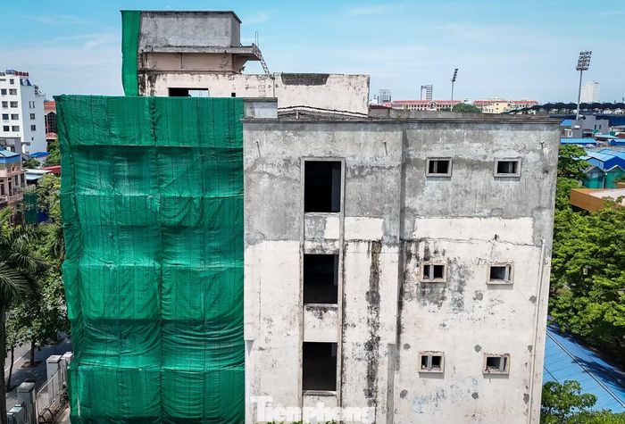 Sau nhiều năm không được sử dụng, công trình đang có dấu hiệu xuống cấp nghiêm trọng với những mảng tường bóc tróc.