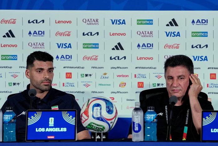 HLV Amir Ghalenoei và đội trưởng Mehdi Taremi.