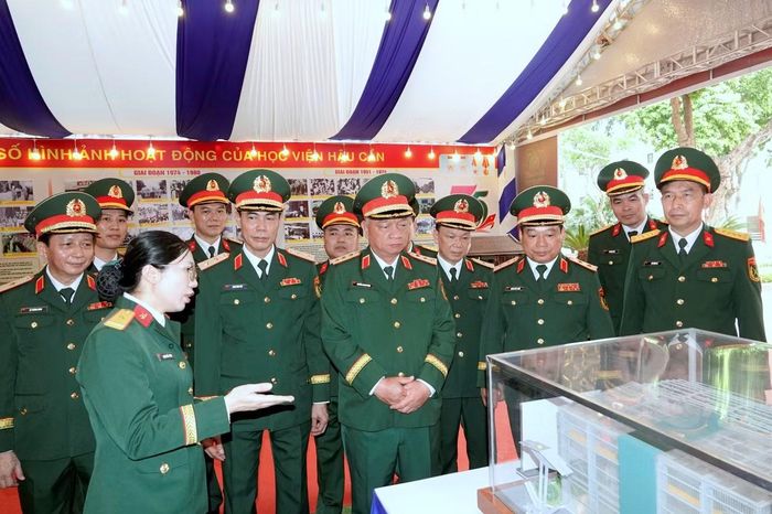 Đại biểu dự lễ kỷ niệm tham quan khu trưng bày của Học viện Hậu cần. Ảnh: Nguyễn Minh